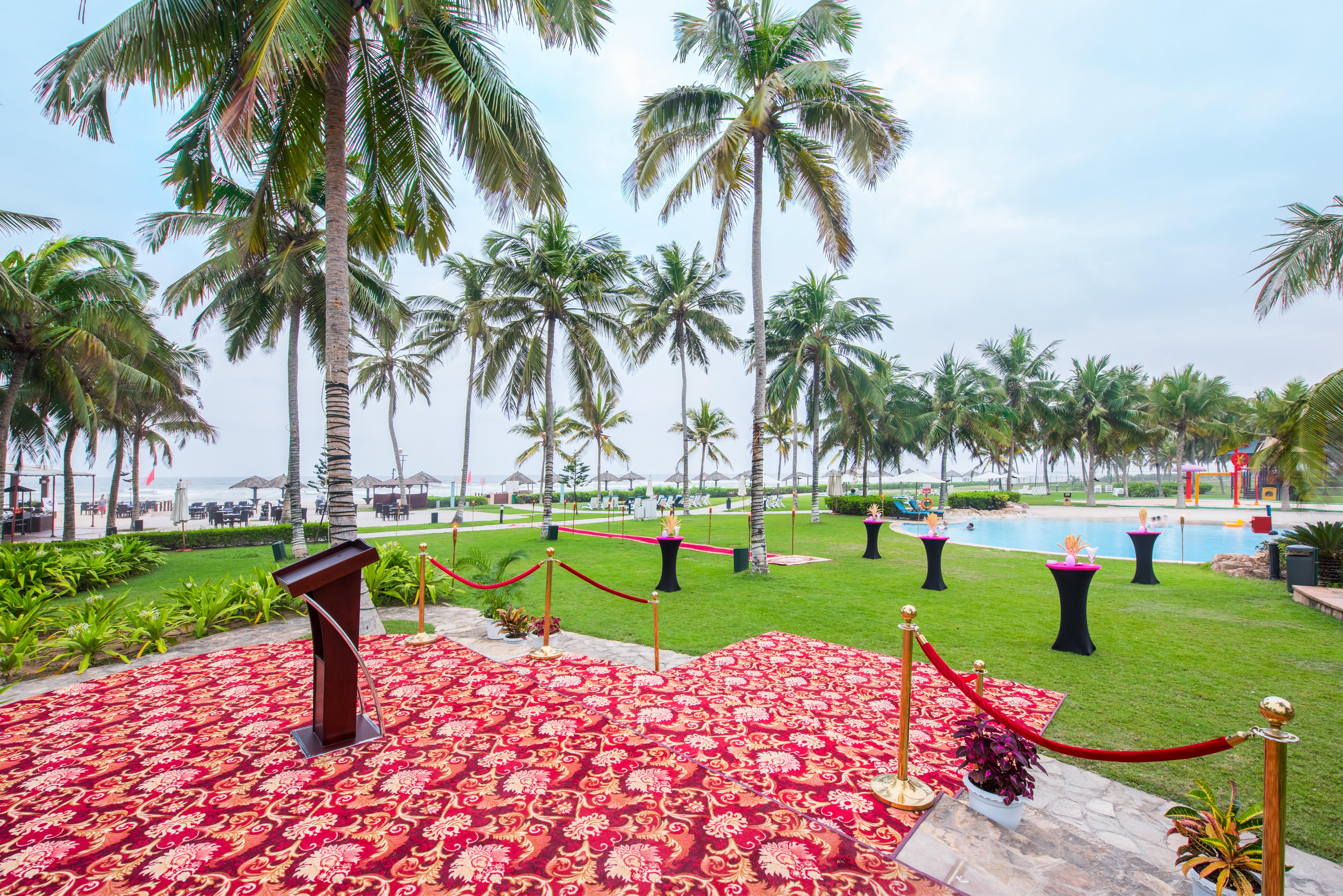 Crowne Plaza Resort Salalah By Ihg Exterior photo The pool at the La Palm Royal Beach Hotel