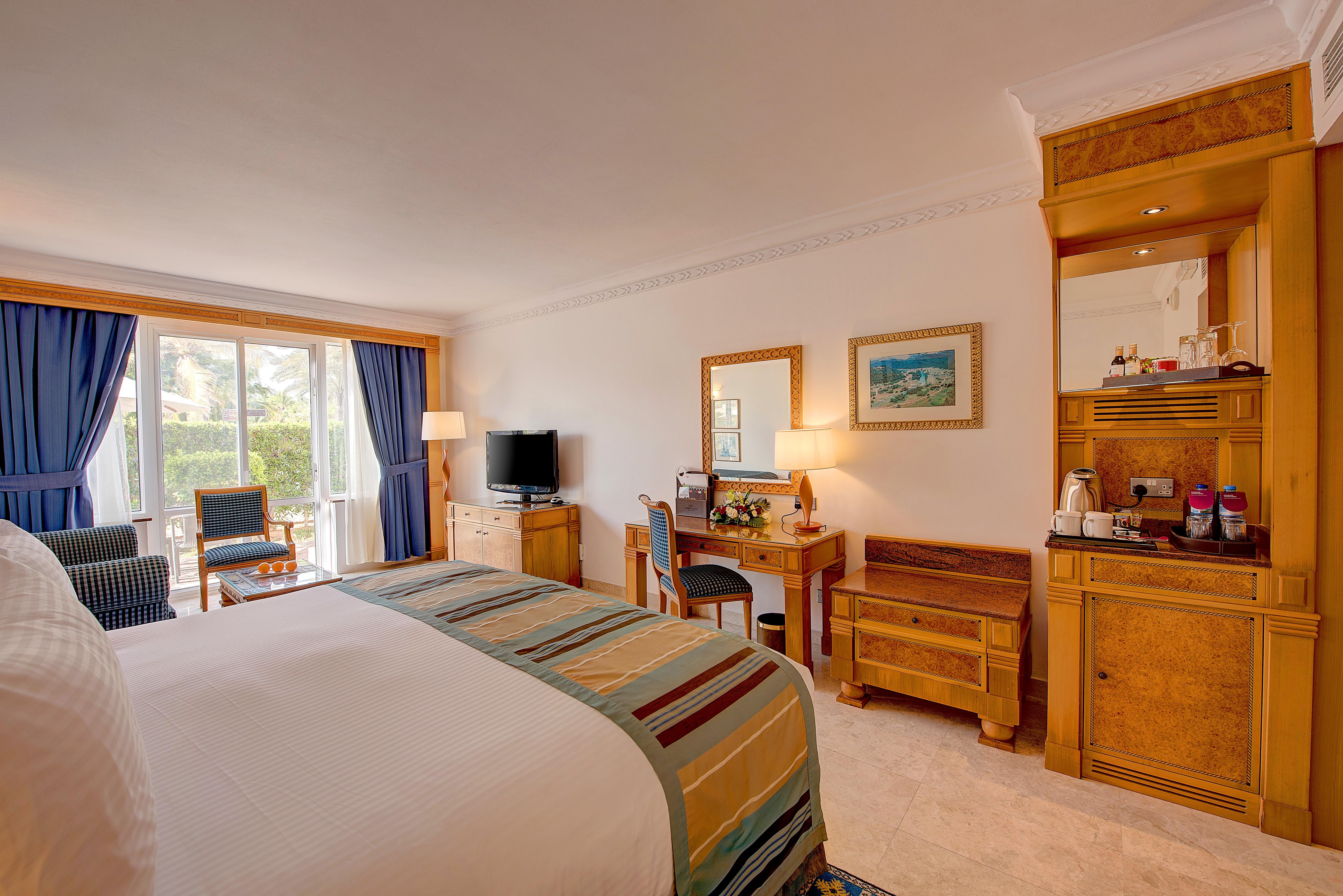 Crowne Plaza Resort Salalah By Ihg Exterior photo A room at the hotel